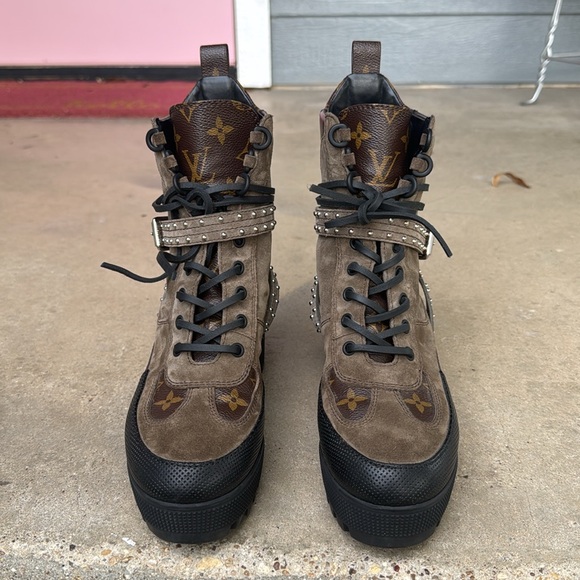 LOUIS VUITTON Suede Calfskin Monogram Laureate Platform Desert Boots Kaki - Picture 15 of 17